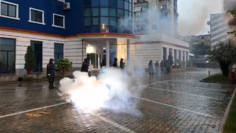 Opozita marshim proteste nën shi në 5 institucione, pas thirrjeve të ndërkombëtarëve ‘zhduket’ molotovi Opozita marshim proteste nën shi në 5 institucione, pas thirrjeve të ndërkombëtarëve ‘zhduket’ molotovi