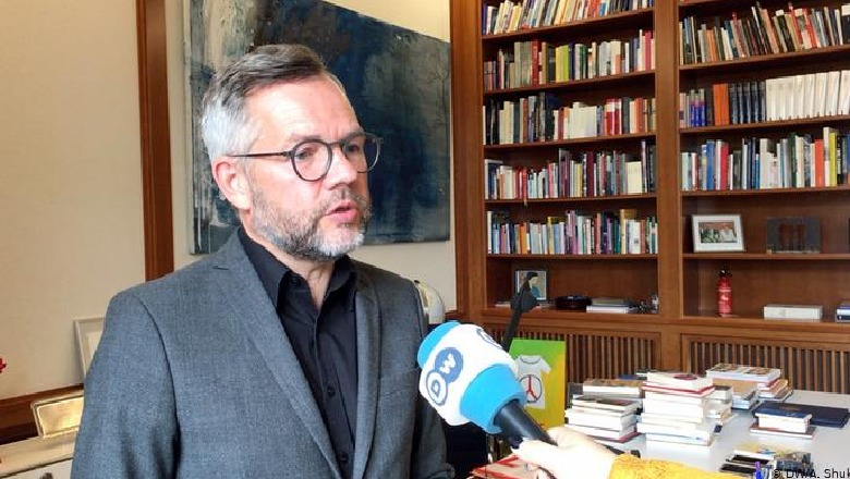 Ministri gjerma i shtetit Michael Roth për DW: BE-ja duhet të çelë negociatat me Shqipërinë Ministri gjerma i shtetit Michael Roth për DW: BE-ja duhet të çelë negociatat me Shqipërinë