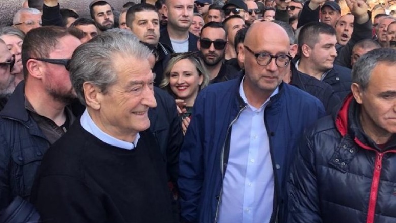 Kush është këshilltari i CDU-së që mendon si Basha, protestuesi i PD-ës sharlatani Henz! Kush është këshilltari i CDU-së që mendon si Basha, protestuesi i PD-ës sharlatani Henz!