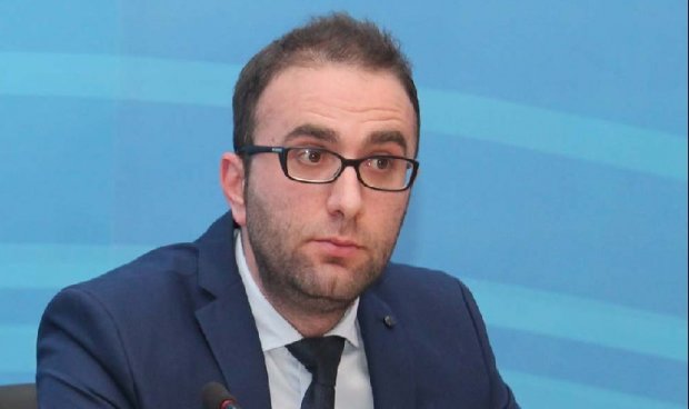 Bardhi me të rinjtë demokratë: Më besoni s’e kemi frikë Ramën, ju flas në emër të Bashës, se ai këndon… Bardhi me të rinjtë demokratë: Më besoni s’e kemi frikë Ramën, ju flas në emër të Bashës, se ai këndon…
