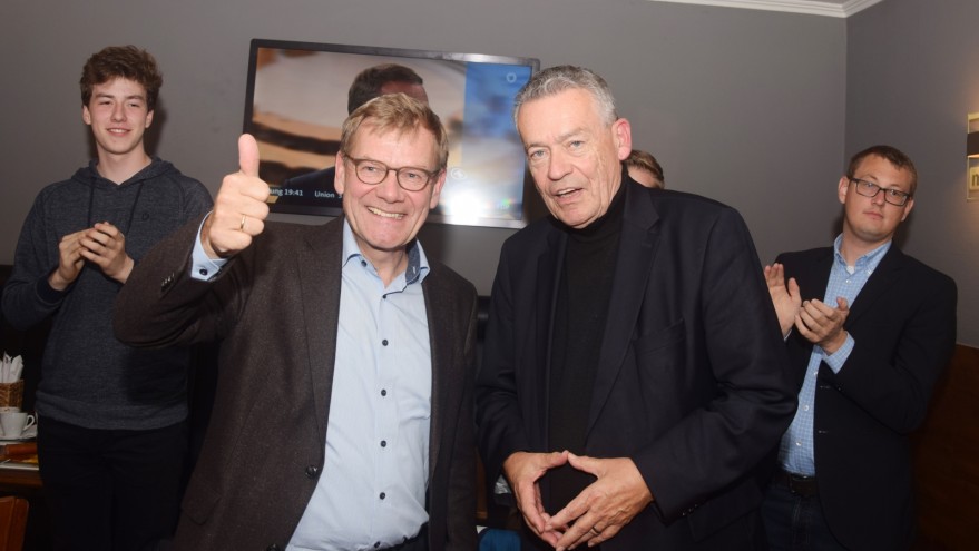 Deputeti gjerman aleat i Bashës, u nxjerr gënjeshtrat Lulit dhe Monit: Kush kalon portën për të dalë jashtë, duhet ta kalojë atë sërish për të hyrë brenda! Deputeti gjerman aleat i Bashës, u nxjerr gënjeshtrat Lulit dhe Monit: Kush kalon portën për të dalë jashtë, duhet ta kalojë atë sërish për të hyrë brenda!