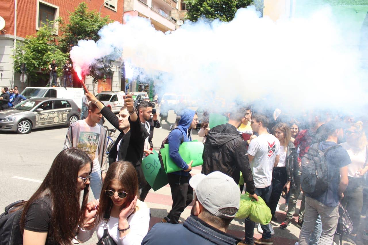 100 studentët e partisë, 24 orë afat Ramës: Shkojnë në 14 kërkesat e tyre, ndryshe…nuk ke parë gjë akoma 100 studentët e partisë, 24 orë afat Ramës: Shkojnë në 14 kërkesat e tyre, ndryshe…nuk ke parë gjë akoma