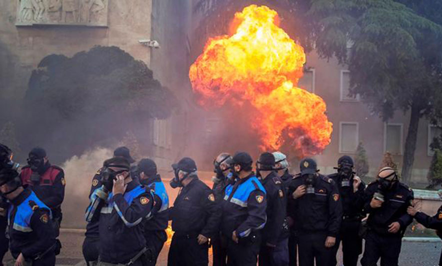 CDU-CSU shuplaku opozitës së rrugës: Në dialog pa kushte! Dënojmë dhunën, palët të kontribuojnë për çtensionimin e situatës CDU-CSU shuplaku opozitës së rrugës: Në dialog pa kushte! Dënojmë dhunën, palët të kontribuojnë për çtensionimin e situatës