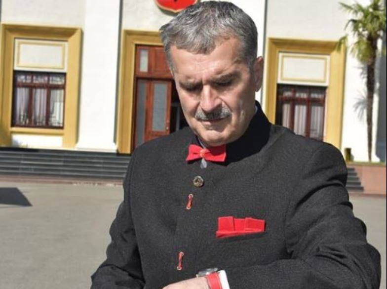 Bëmat e Kujtim Gjuzit s’kanë fund: Kam telefon 7 mijë euro, ju tregoj kujt i’a kam marrë! Bëmat e Kujtim Gjuzit s’kanë fund: Kam telefon 7 mijë euro, ju tregoj kujt i’a kam marrë!