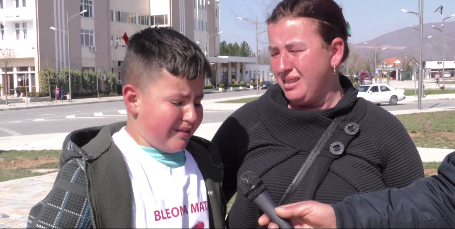 Rrënqeth vëllai i Bleona Matës!  Me lot në sy kujton ditën kur u zhduk: “Ah ta kisha edhe njëherë në krahë”!