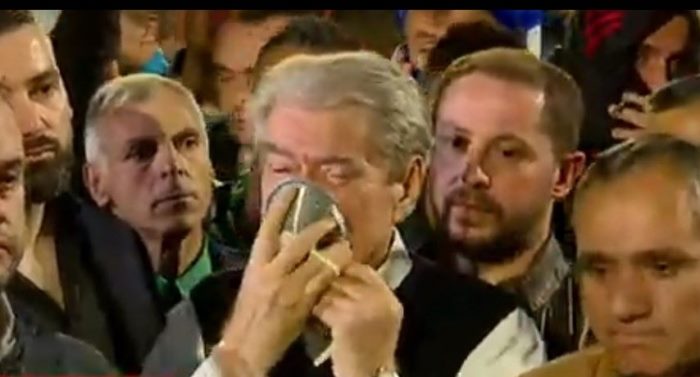 Berisha mbrohej në protestë nga 8 badigardë: Doli nga shtëpia dhe urdhëroi Bashën të mos ndalë dh.unën Berisha mbrohej në protestë nga 8 badigardë: Doli nga shtëpia dhe urdhëroi Bashën të mos ndalë dh.unën