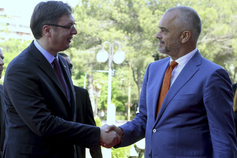 Ai i quan shqiptarët kokëbosh e banditë, ti i thua mik! Ai i quan shqiptarët kokëbosh e banditë, ti i thua mik!