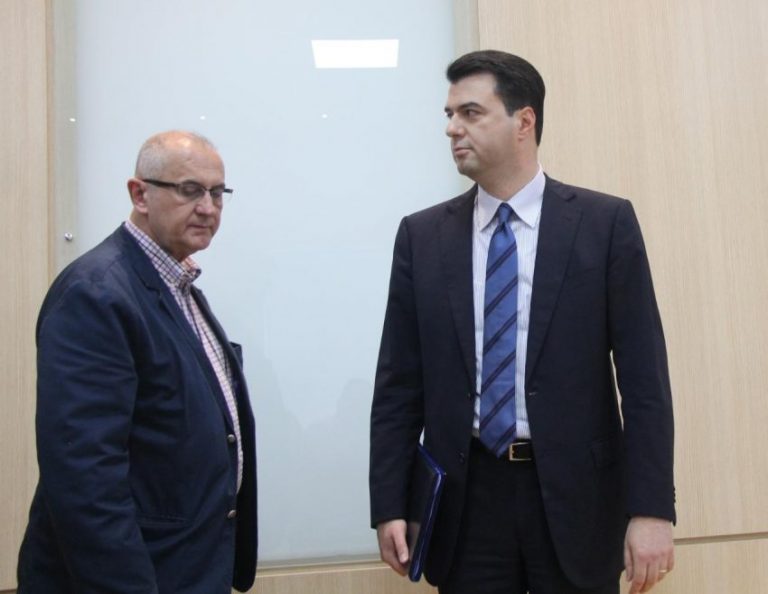 “Zëri i Amerikës”: Petrit Vasilit i është refuzuar viza e hyrjes në Shtetet e Bashkuara “Zëri i Amerikës”: Petrit Vasilit i është refuzuar viza e hyrjes në Shtetet e Bashkuara