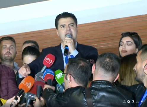 Portestuesit kërcënojnë Bashën: “Na ke thirirur për të rrëzuar Ramën dhe jo për xhiro në Tiranë!” Portestuesit kërcënojnë Bashën: “Na ke thirirur për të rrëzuar Ramën dhe jo për xhiro në Tiranë!”