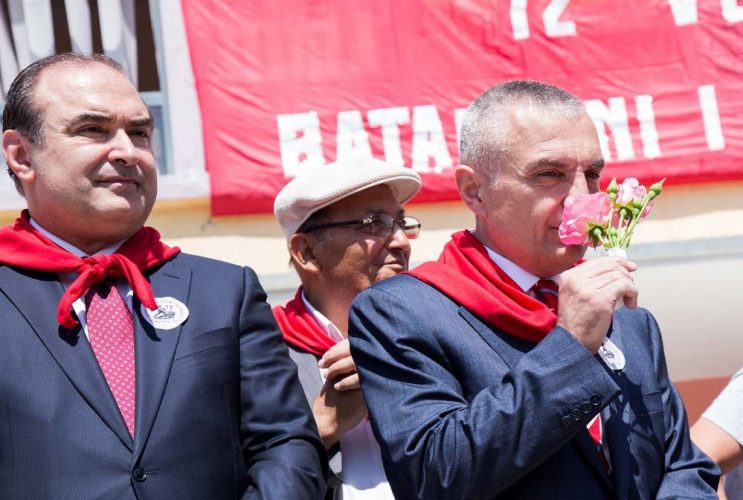 “Le të këndojnë na fitorja në fitorje”! Meta i përgjigjet Ramës e BE-së me “ison” e Enverit, kënduar nga ish gazetari Tedi “Le të këndojnë na fitorja në fitorje”! Meta i përgjigjet Ramës e BE-së me “ison” e Enverit, kënduar nga ish gazetari Tedi