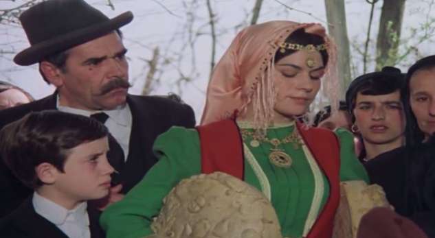 VIDEO/ Batuta nga filmi Përralle nga e Kaluara (14 Vjec Dhëndërr) VIDEO/ Batuta nga filmi Përralle nga e Kaluara (14 Vjec Dhëndërr)