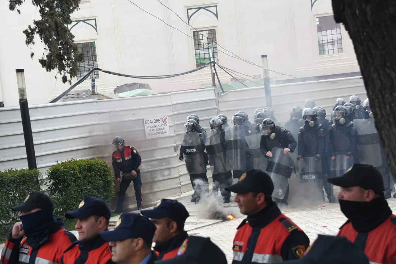 Policia dhe Prokuroria e Tiranës kalojnë në gadishmëri për protestën e nesërme Policia dhe Prokuroria e Tiranës kalojnë në gadishmëri për protestën e nesërme