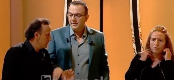 Sherr në emision, burri gjuan gruan me shishe uji Sherr në emision, burri gjuan gruan me shishe uji