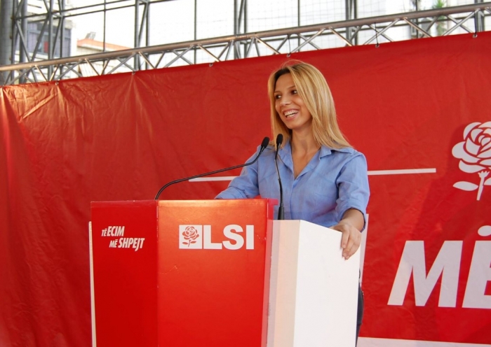 Kush është studentja që u shoqërua nga policia mbrëmjen e djeshme, për “sulmin” ndaj shtëpisë së ambasadorit?! (Foto)