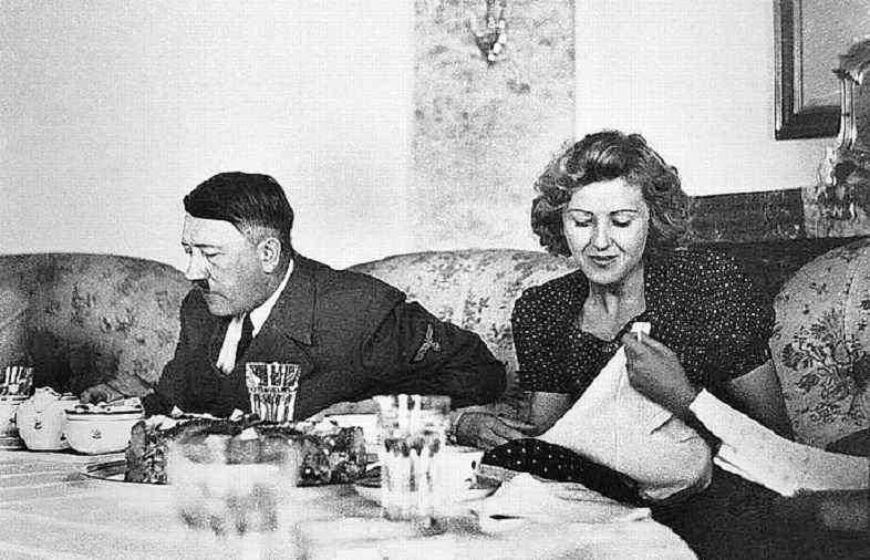 Zbardhen bisedat brenda bunkerit të vetëv.rasjes të Adolf Hitler dhe Eva Braun: Shampanjë dhe ëmbësira përpara fundit të hidhur Zbardhen bisedat brenda bunkerit të vetëv.rasjes të Adolf Hitler dhe Eva Braun: Shampanjë dhe ëmbësira përpara fundit të hidhur