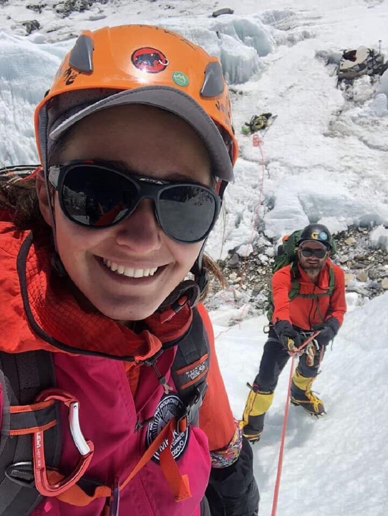 Dy shqiptarë ngjiten në majën më të lartë në botë, vajza thyen rekord botëror Dy shqiptarë ngjiten në majën më të lartë në botë, vajza thyen rekord botëror