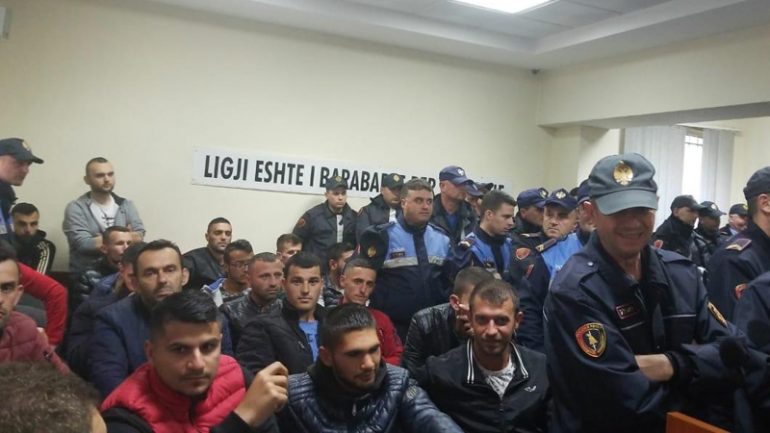 Pas vendimit të gjykatës, prindërit e të a.rrestuarve në protestë shpërthejnë në ofendime: Hapni kamerat o gjakpirës… Pas vendimit të gjykatës, prindërit e të a.rrestuarve në protestë shpërthejnë në ofendime: Hapni kamerat o gjakpirës…