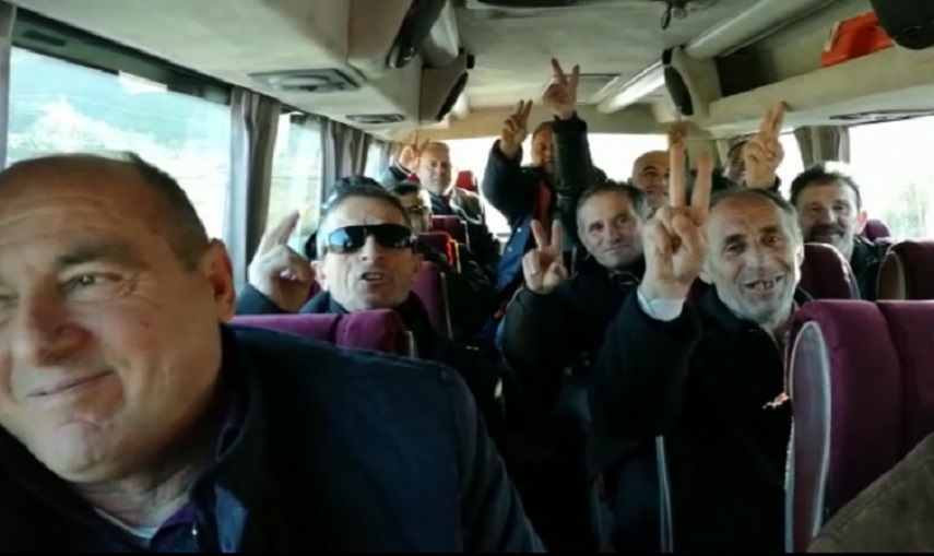 PD dhe LSI “furnizojnë” autobusët dhe makinat me militantë drejt Tiranës PD dhe LSI “furnizojnë” autobusët dhe makinat me militantë drejt Tiranës