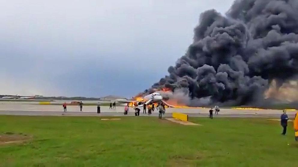VIDEO/ Shumë njerëz v.diqën në avion, sepse disa donin të shpëtonin çantat VIDEO/ Shumë njerëz v.diqën në avion, sepse disa donin të shpëtonin çantat