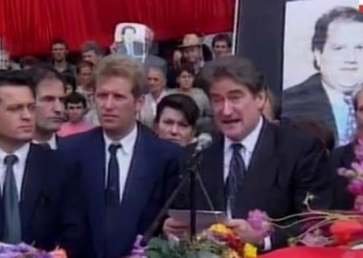 Çfarë ndodhi në oborrin e PD natën kur u v.ra Azem Hajdari dhe si Berisha e çoi drejt kurthit me a.rmë në dorë në Shkodër Bamir Topin?! Çfarë ndodhi në oborrin e PD natën kur u v.ra Azem Hajdari dhe si Berisha e çoi drejt kurthit me a.rmë në dorë në Shkodër Bamir Topin?!