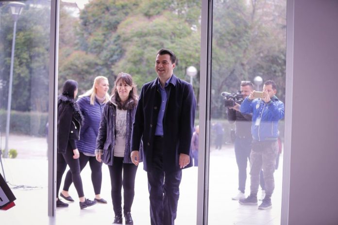 Basha nuk u beson as të vetve! “Tradhëton” gruan me Gazment Bardhin: Ja pse hoqi dorë nga “shëtitja” me Aurelën!