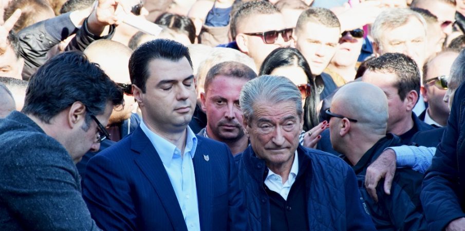 Rama paralajmëron Berishën: Tërhiqu nga shantazhet me djegien e Shqipërisë se do ta…