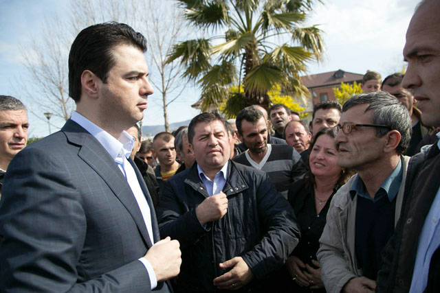 Skandali në bashkinë e Lezhës/ Kryetari lë pa ‘tokë’ qytetarët, pronat e tij i regjistron mbi të komshinjve