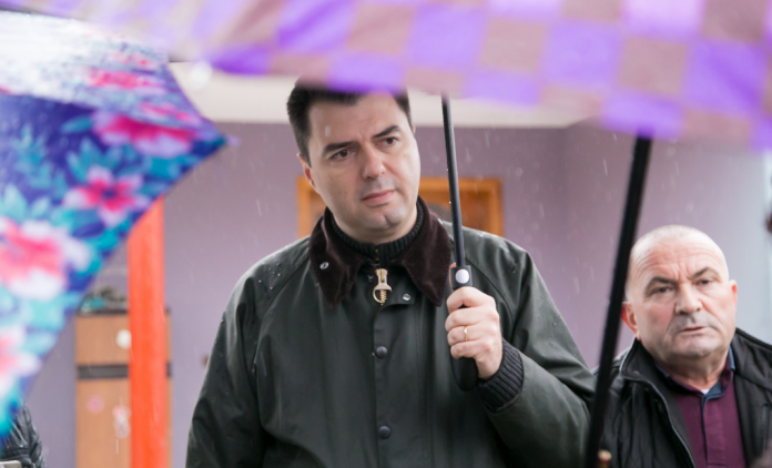 Videolajm/ Ja sa militantë e shoqërojnë Bashën në Berat (dhe arsyeja pse nuk do zgjedhje) Videolajm/ Ja sa militantë e shoqërojnë Bashën në Berat (dhe arsyeja pse nuk do zgjedhje)