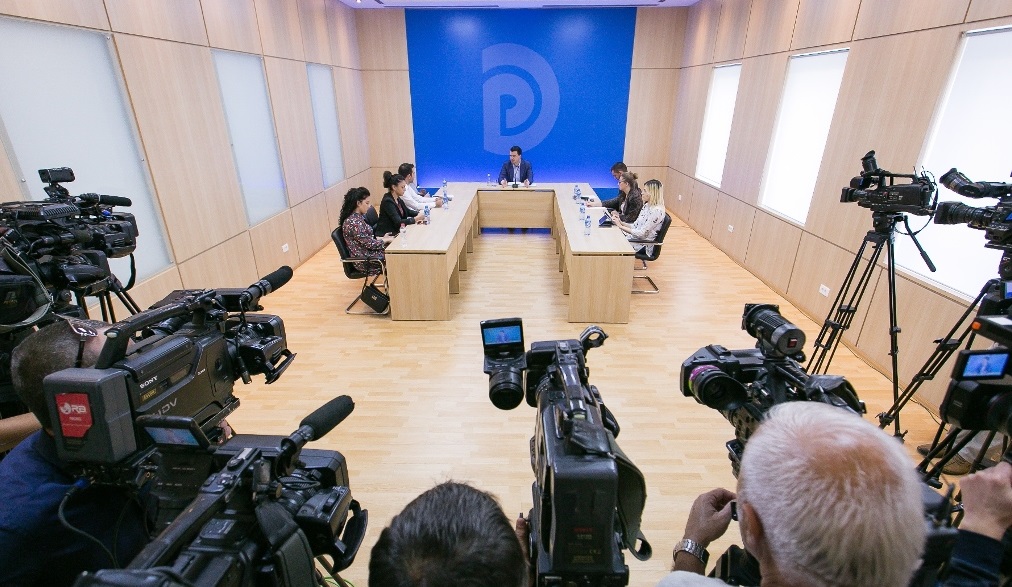 Basha: Edi Rama nuk është miku im! Ai i ka zgjedhur miqtë, pronarë mediash e oligarkë, që marrin favore ditën dhe natën Basha: Edi Rama nuk është miku im! Ai i ka zgjedhur miqtë, pronarë mediash e oligarkë, që marrin favore ditën dhe natën