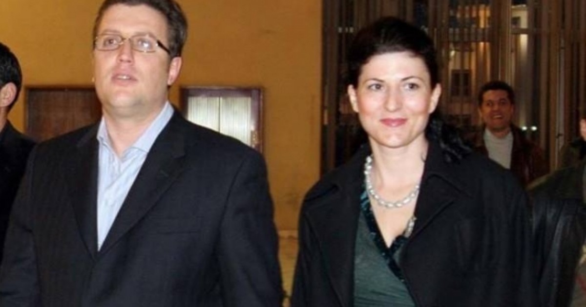 Basha fton në takim me pedagogët edhe gruan e “rivalit” të tij të ndjerë Sokol Olldashi Basha fton në takim me pedagogët edhe gruan e “rivalit” të tij të ndjerë Sokol Olldashi