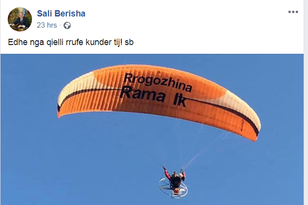 FOTO/ Berisha ekzaltohet nga parashuta “Rama Ik”… qytetarët e m.asakrojnë me komente fyese FOTO/ Berisha ekzaltohet nga parashuta “Rama Ik”… qytetarët e m.asakrojnë me komente fyese