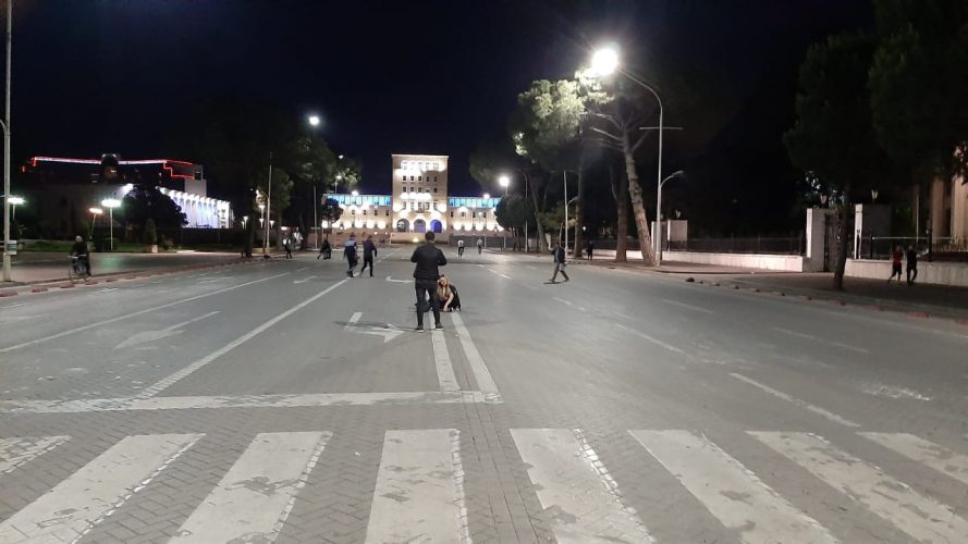 Firojnë protestuesit: Zbrazet bulevardi “Dëshmorët e Kombit” Firojnë protestuesit: Zbrazet bulevardi “Dëshmorët e Kombit”