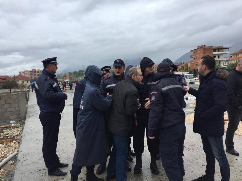 Aldo Bumçi shikon “filxhan”: Sondazhet tregojnë se ne i fitojmë thellë zgjedhjet! Do përplasemi fizikisht me votuesit nëse Rama futet në zgjedhje pa ne! Aldo Bumçi shikon “filxhan”: Sondazhet tregojnë se ne i fitojmë thellë zgjedhjet! Do përplasemi fizikisht me votuesit nëse Rama futet në zgjedhje pa ne!