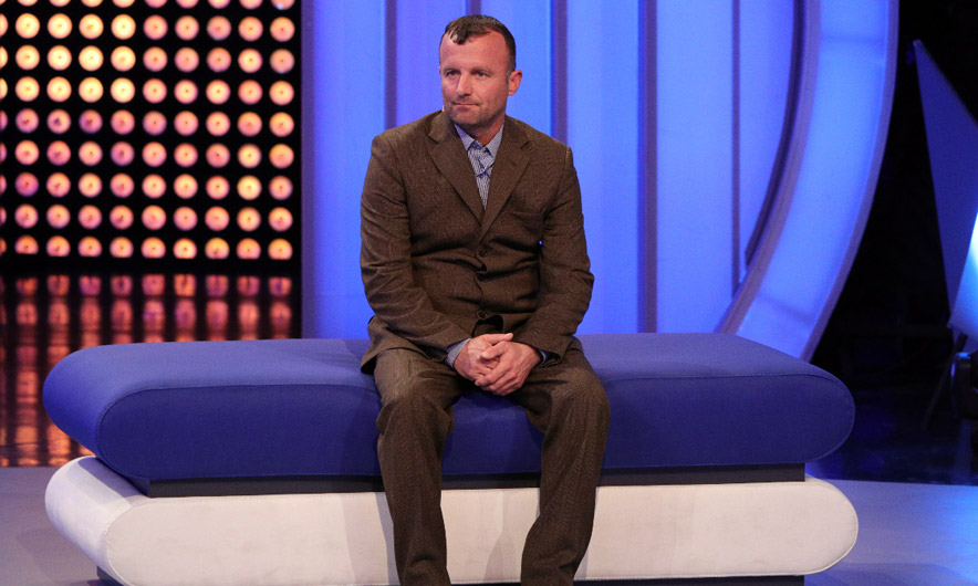 Kërkoi në televizor për t’u pajtuar me gruan, e bija tregon të vërtetën për sherret e të atit: Baba i fëlliqur, na ka mallkuar kafshatat e bukës! Kërkoi në televizor për t’u pajtuar me gruan, e bija tregon të vërtetën për sherret e të atit: Baba i fëlliqur, na ka mallkuar kafshatat e bukës!