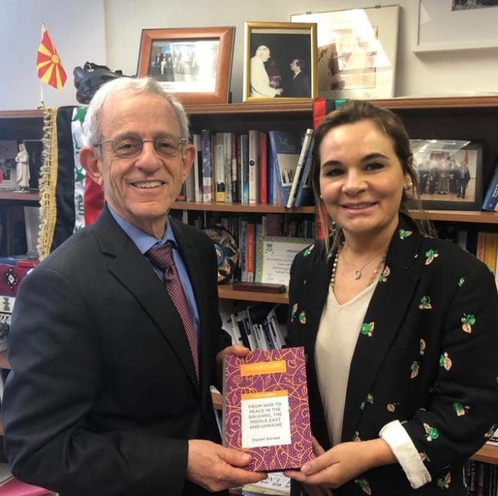 Në Amerikë shkencëtarja: “Doktoreshë” Kryemadhi takon profesorin Daniel Serwer me flamurin e Maqedonisë?! (Foto) Në Amerikë shkencëtarja: “Doktoreshë” Kryemadhi takon profesorin Daniel Serwer me flamurin e Maqedonisë?! (Foto)