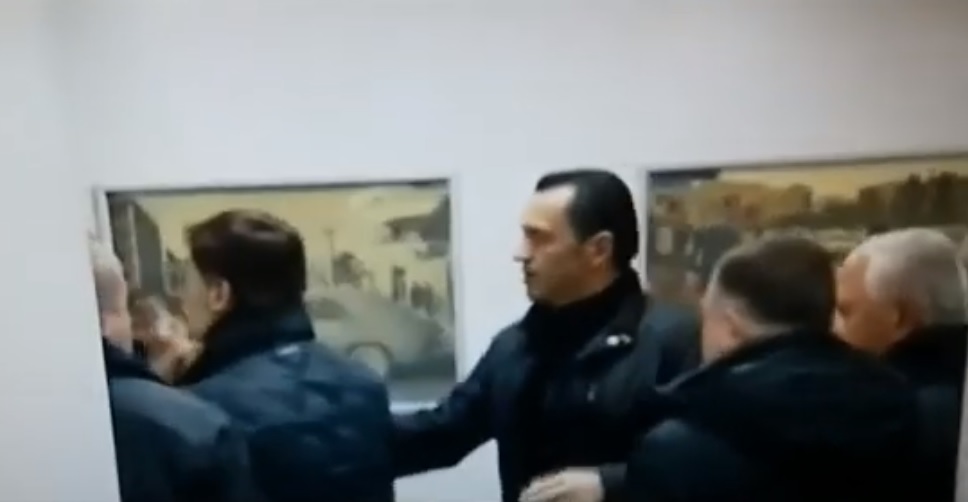 VIDEO/ Ja si deputetët e PD d.hunuan efektivët në Drejtorinë e Policisë së Tiranës, Muli tërheq forcërisht një nga efektivët nga pas koke VIDEO/ Ja si deputetët e PD d.hunuan efektivët në Drejtorinë e Policisë së Tiranës, Muli tërheq forcërisht një nga efektivët nga pas koke