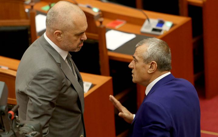 Ramës e Ruçit, i shkon denoncimi: 35 deputetë, 47 drejtorë e 70 gjyqtarë, kanë nga 150-300 mijë euro borxhe në kazino Ramës e Ruçit, i shkon denoncimi: 35 deputetë, 47 drejtorë e 70 gjyqtarë, kanë nga 150-300 mijë euro borxhe në kazino