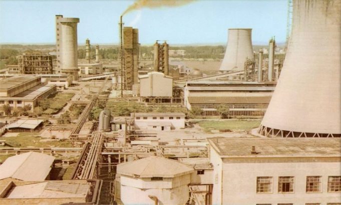 Katastrofa berishian: “Fshati të rrethoi qytetin”! Shkatërrimi i 500 fabrikave në Shqipëri nga viti ’90-’95 për tu kthyer në vendstrehime për fshatarët e varfër Katastrofa berishian: “Fshati të rrethoi qytetin”! Shkatërrimi i 500 fabrikave në Shqipëri nga viti ’90-’95 për tu kthyer në vendstrehime për fshatarët e varfër