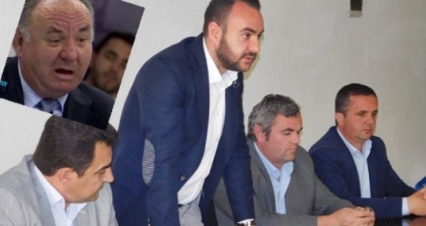 Djali i “Këndezit” përdor “kolegun” e babait “Studuesin” për të sulmuar Lleshajn: “I ke mbushur kafen babait tim në krahë të…!” Djali i “Këndezit” përdor “kolegun” e babait “Studuesin” për të sulmuar Lleshajn: “I ke mbushur kafen babait tim në krahë të…!”