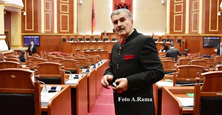 Plas gallata në Parlament, Gjuzi: 10 mijë lekë kam në xhep, Ruçi ia fiton bastet Finos se është nga Tepelena Plas gallata në Parlament, Gjuzi: 10 mijë lekë kam në xhep, Ruçi ia fiton bastet Finos se është nga Tepelena