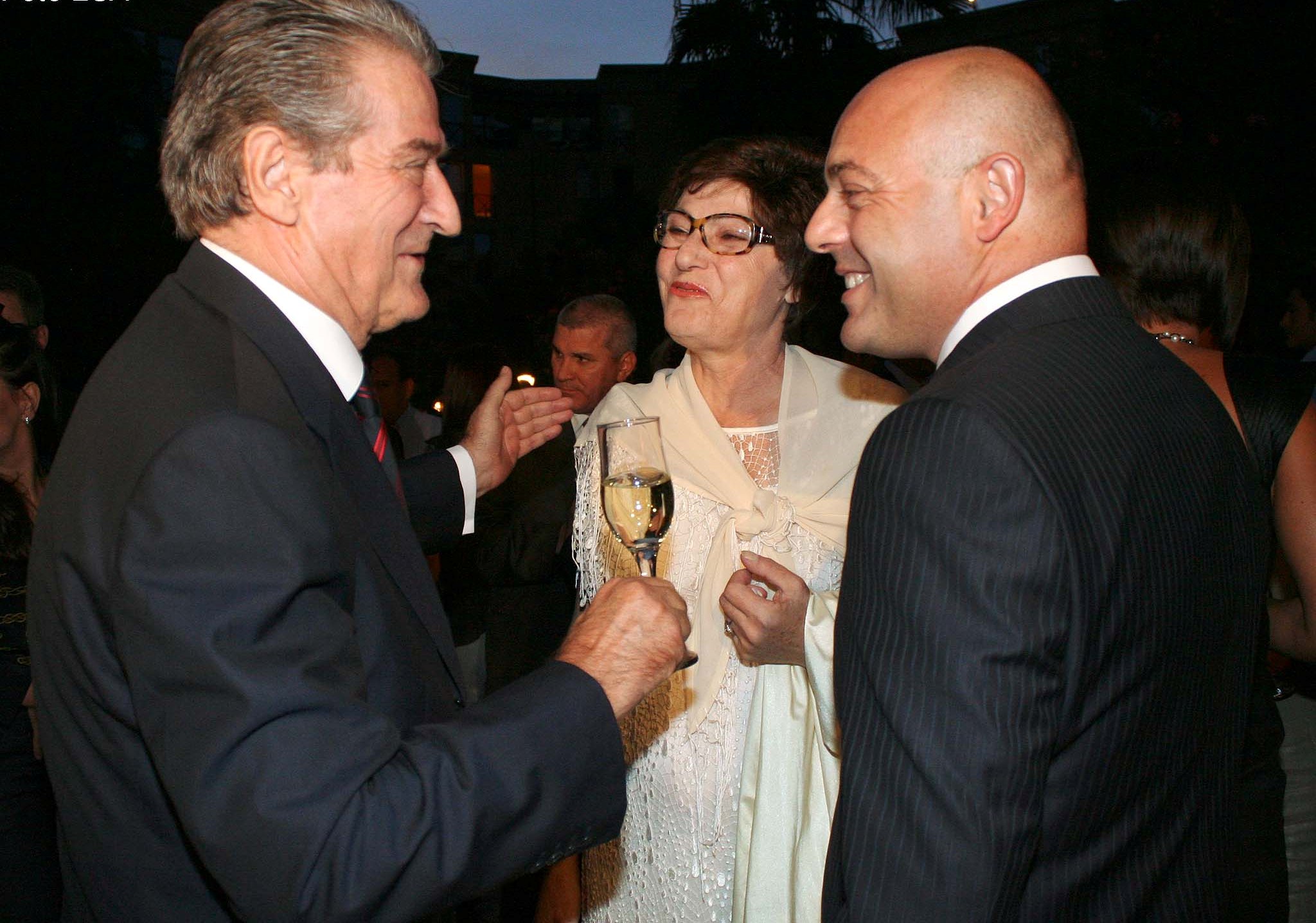 Një përgjigje për Fevziun që po jeton situatën e rrezikshme… pak para kaosit si në ’97! Një përgjigje për Fevziun që po jeton situatën e rrezikshme… pak para kaosit si në ’97!