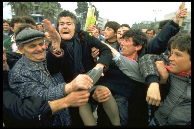 Histori të veçanta: U larguam nga Shqipëria pas rënies së firmave piramidale… me kokën mbrapa Histori të veçanta: U larguam nga Shqipëria pas rënies së firmave piramidale… me kokën mbrapa