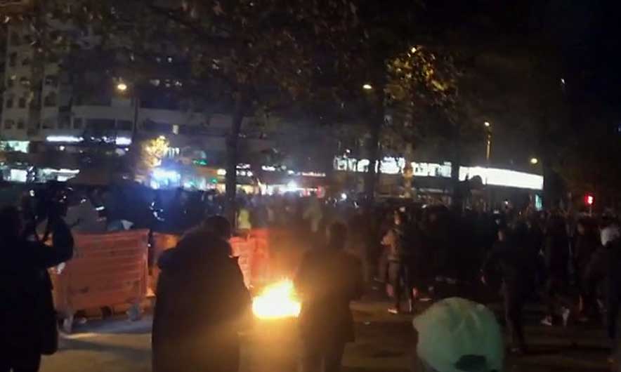 Protestuesit e Astirit d.hunojnë shoferin bashkë me makinë pasi i bllokuan rrugën Protestuesit e Astirit d.hunojnë shoferin bashkë me makinë pasi i bllokuan rrugën