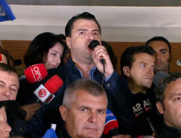 Këndon “gjeli pa pupla” Basha Himnin kombëtarë, përpara “pulave të lagur të gënjyera”…mbyll xhirot Këndon “gjeli pa pupla” Basha Himnin kombëtarë, përpara “pulave të lagur të gënjyera”…mbyll xhirot