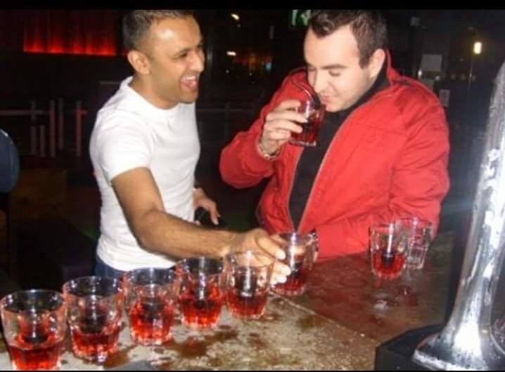 Dita e parë pas b.urgut, Klevis Balliu xhiro me babi Fahriun në Bulevard (Foto)