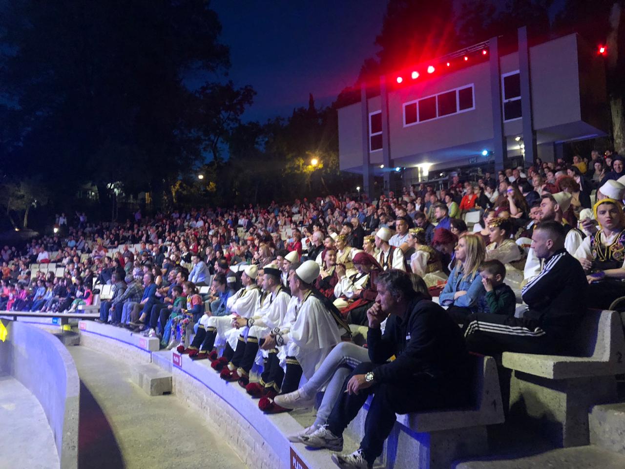 Foto-lajm/ Lularët dhe monarët protestojnë, qytetarët mbushin Amfiteatrin te Liqeni gëzojnë dhe shijojnë pasditën Foto-lajm/ Lularët dhe monarët protestojnë, qytetarët mbushin Amfiteatrin te Liqeni gëzojnë dhe shijojnë pasditën
