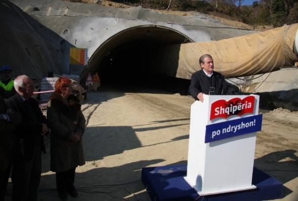 Berisha pranon se vodhi 150 milionë euro për rrugën Tiranë-Elbasan, gafa që zbuloi skandalin Berisha pranon se vodhi 150 milionë euro për rrugën Tiranë-Elbasan, gafa që zbuloi skandalin