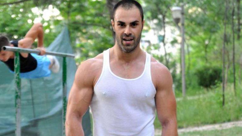 Moderatorja vë në siklet këngëtarin e njohur shqiptar: Zhvishu tani… zhvishu direkt se s’kam nerva unë Moderatorja vë në siklet këngëtarin e njohur shqiptar: Zhvishu tani… zhvishu direkt se s’kam nerva unë