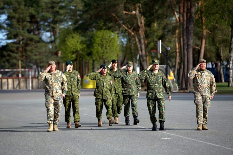 Ulet në gjysmë-shtizë flamuri në bazën e NATO-s