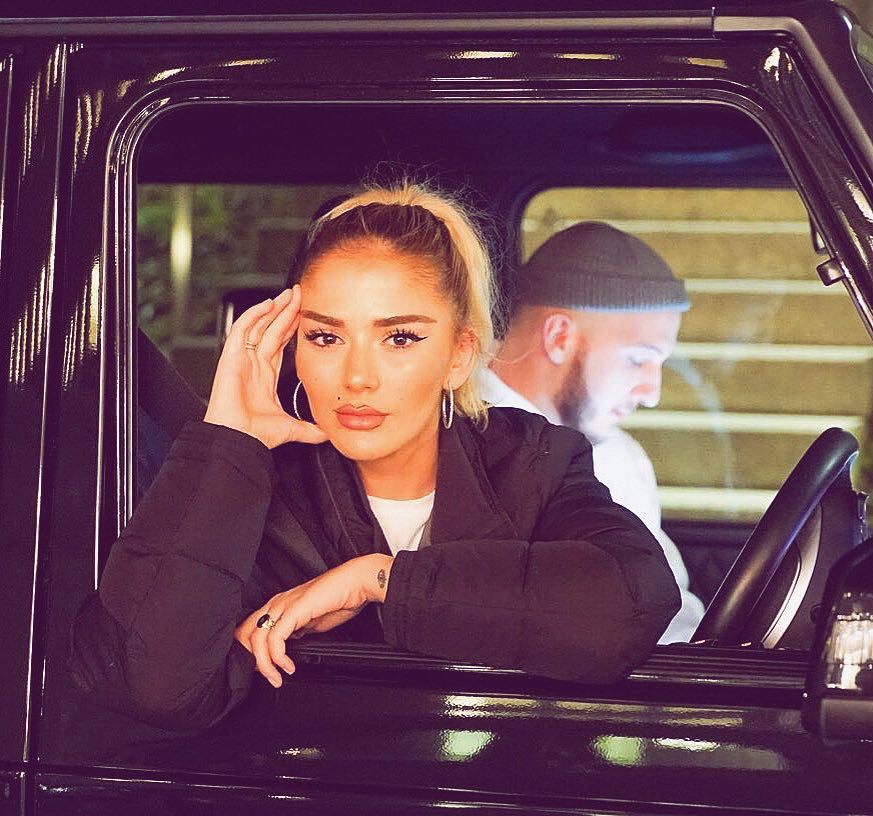 Historia e mashtrimeve të këngëtares së njohur shqiptare, Mozzik përballet me të shkuarën e errët të gruas së tij në Zvicër Historia e mashtrimeve të këngëtares së njohur shqiptare, Mozzik përballet me të shkuarën e errët të gruas së tij në Zvicër